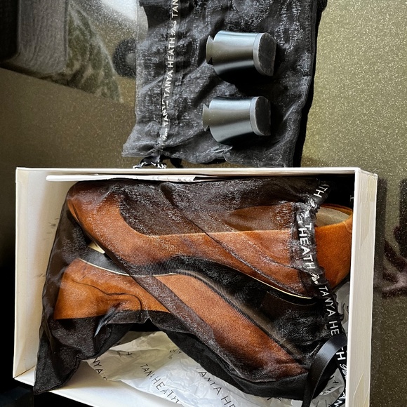 Tanya Heath "Sabine" Noisette Suede pumps with 2 set of heels. - Picture 10 of 14